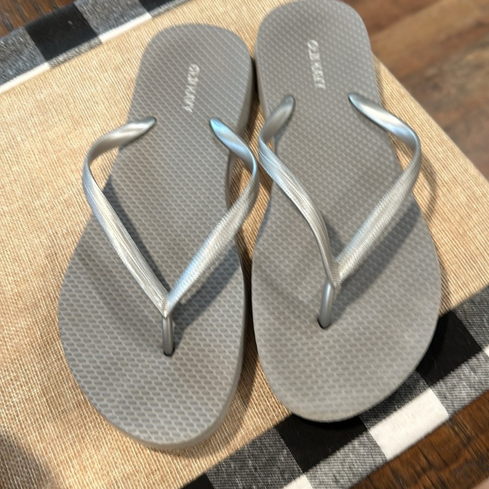 Five pairs of flip flops! - Picture 6 of 6